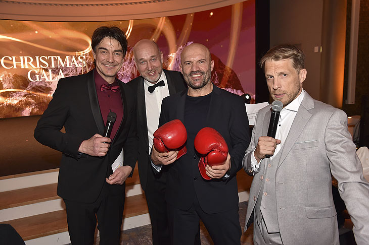 Matze Knop, Christian Vosseler (Kinderlachen e.V.), Jonny Ismail Keta, Oliver Pocher beim &bdquo;2. Kinderlachen Christmas Gala&ldquo; im Hotel Grand Tirolia in Kitzb&uuml;hel am 20.12.2025&nbsp; &copy;Foto: BrauerPhotos / Goran Nitschke